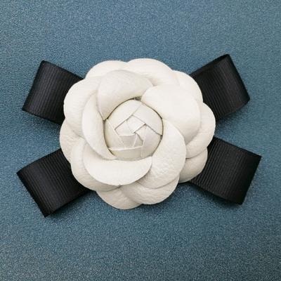 Mode Schwarze Schleife Stoff Kamelienblüte Brosche Anstecknadel Hochzeitsfeier Kostümschmuck Zubehör Große Broschen für Frauen Geschenke