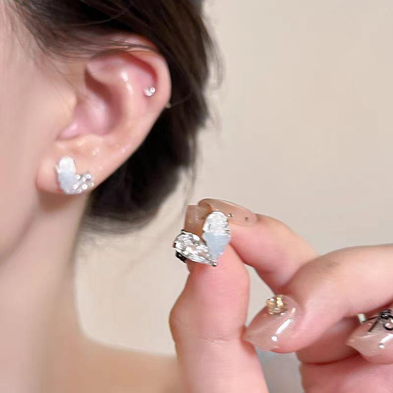 Ice transparent blue crystal love stud earrings, high-end temperament earrings, fashionable and cold exquisite earrings.