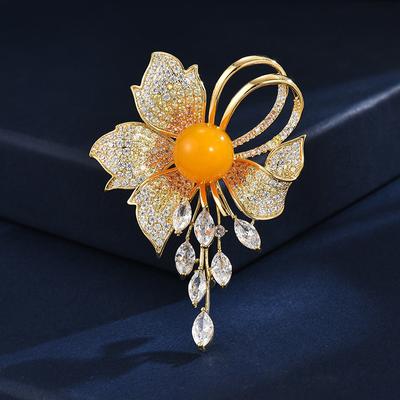Spilla a forma di fiore con perle in cera d'api e zirconi micro-incastonati, accessori versatili, abbigliamento alla moda, atmosfera di lusso