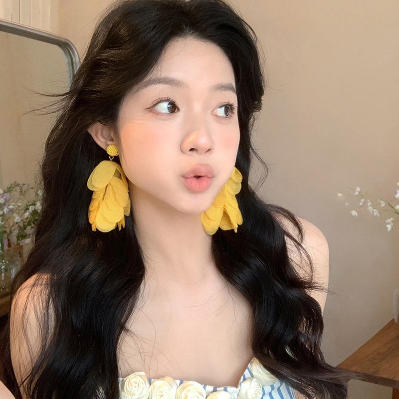 Seaside vacation wind flower petals fringed earrings women's summer new travel atmosphere temperament stud earrings ear jewelry
