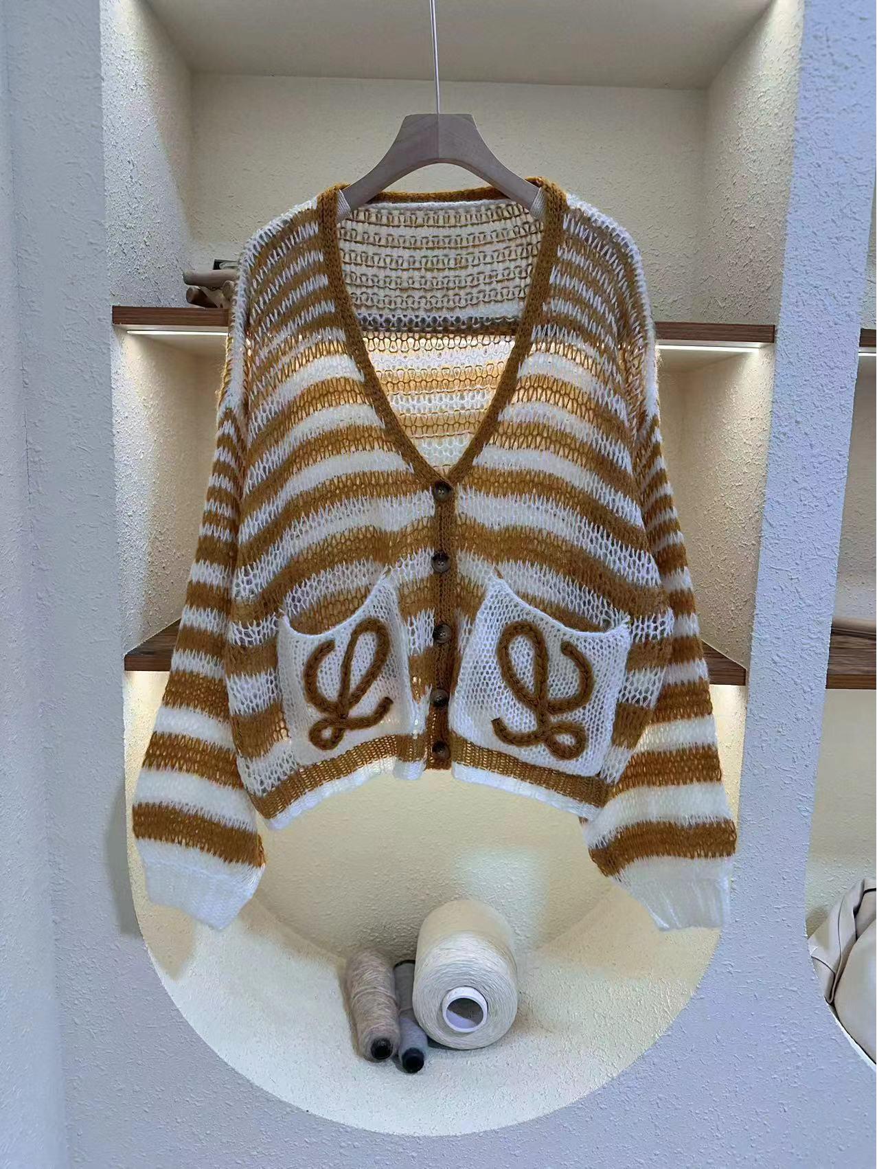 

Женский полосатый вязаный кардиган с V-образным вырезом — легкий, свободный и повседневный на весну и осень M верблюд