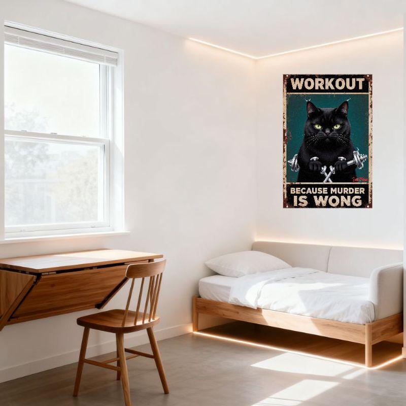 Altes verwittertes Metallschild, Schwarze Katze mit gelben Augen hebt Hanteln, Text 'WORKOUT' & 'BECAUSE MURDER IS WRONG', Verwitterung
