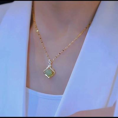 Collana Pendente dal Temperamento Elegante - Alta Qualità, Lusso Leggero, Catena per Clavicola Versatile per Donne, Design di Nicchia, Stile da Celebrità di Internet.