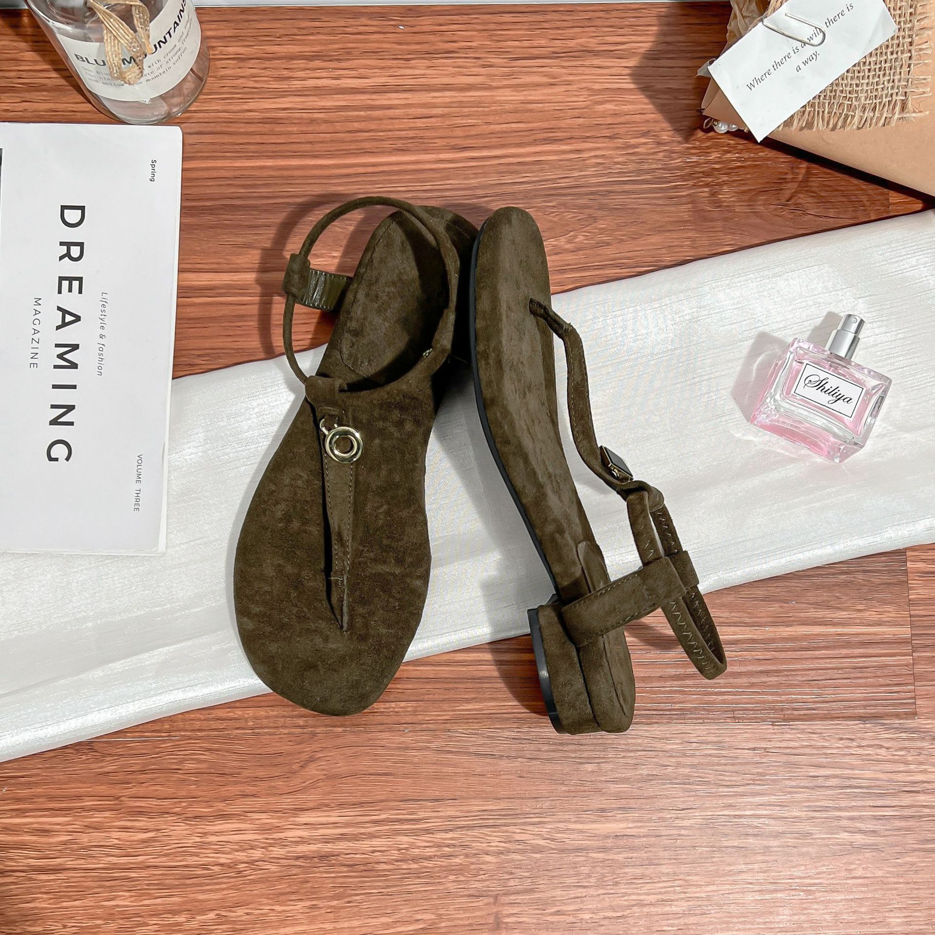 

Grape mother summer new 2025 extravagant~ retro L * p mandarin duck gold buckle T with toe flat sandals women s commute 34