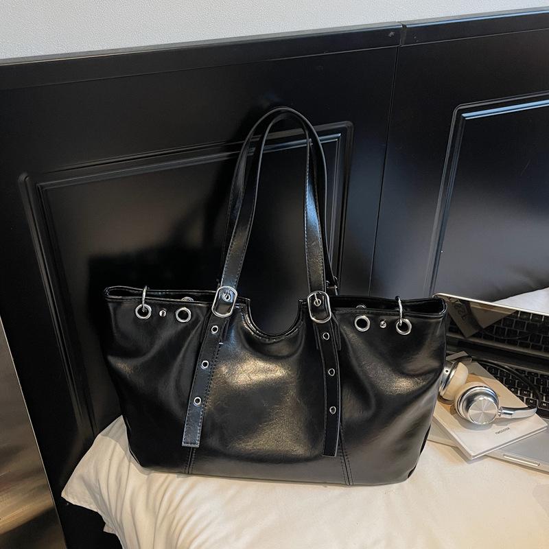 Retro high-value large-capacity handbag women's autumn and winter new temperament commuter shoulder bag underarm bag