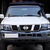 Base staffa faretto cofano, compatibile con Nissan Patrol 3.0 GR Y61 97-04 e Nissan Safari Y61.