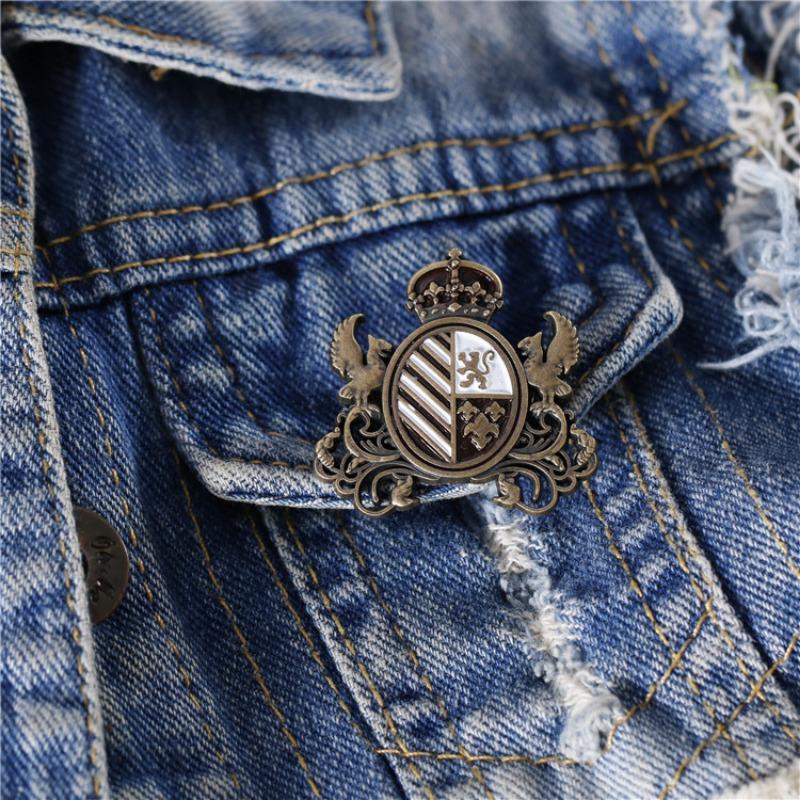 New Vintage Metal Badge British Crown Brooch Pin Retro Shield Medal Denim Pins for Backpack Accessories