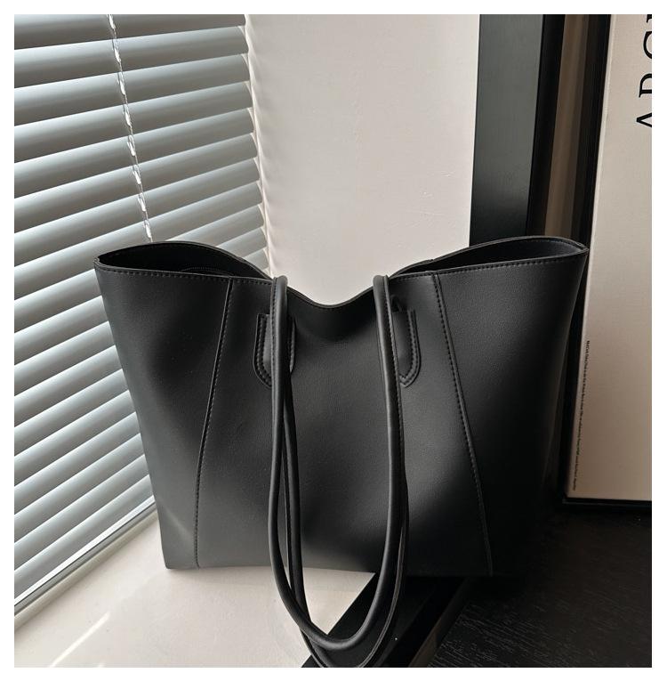 2024 Retro Large-Capacity Shoulder Tote: Casual Autumn/Winter Women's Pendant Bag