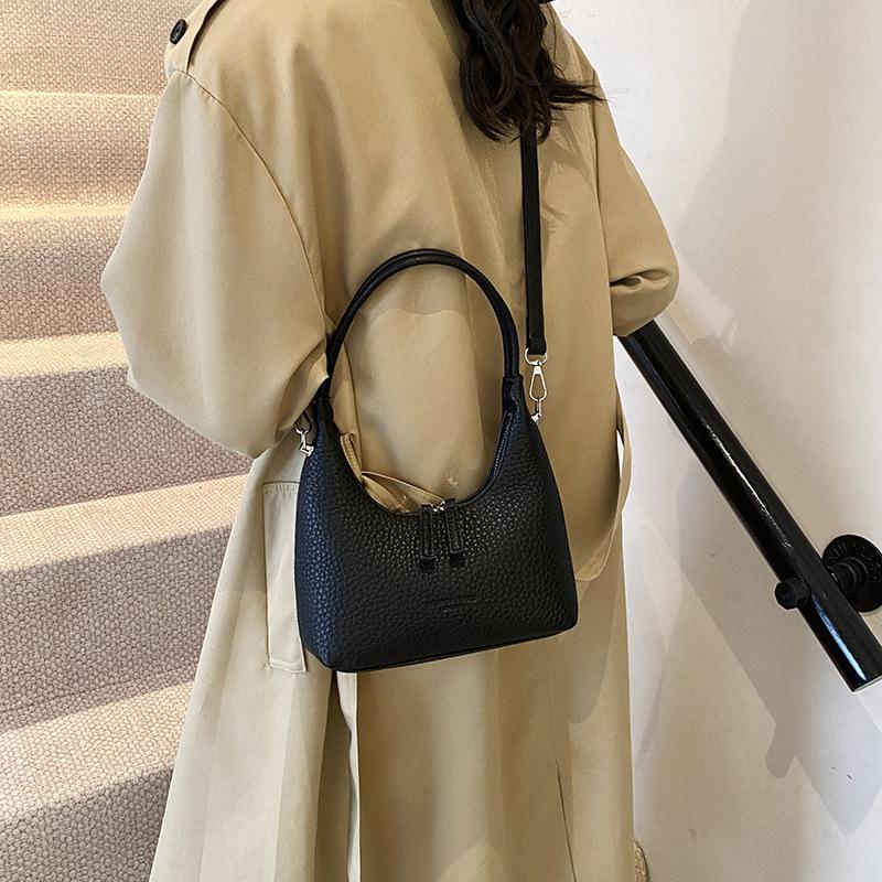 

Высокая чувствительная сумка подмышкой для женщин 2024 года, новая модная сумка-пельмень, корейская версия, нишевый дизайн, сумка через плечо чёрный