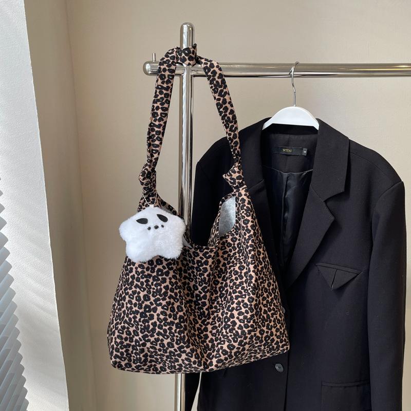 

Нишевый Япония и Южная Корея 2025 нишевая личность зарубежный стиль косая сумка через плечо зарубежный стиль сумка-тоут через плечо студентка красивая тканевая сумка Without pendant темно-коричневого