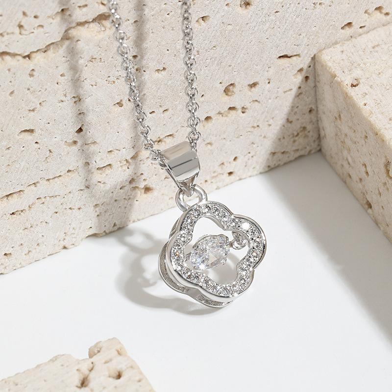 Lucky grass main stone dancing pendant necklace, beating heart Korean version of simple and smart four-leaf clover necklace