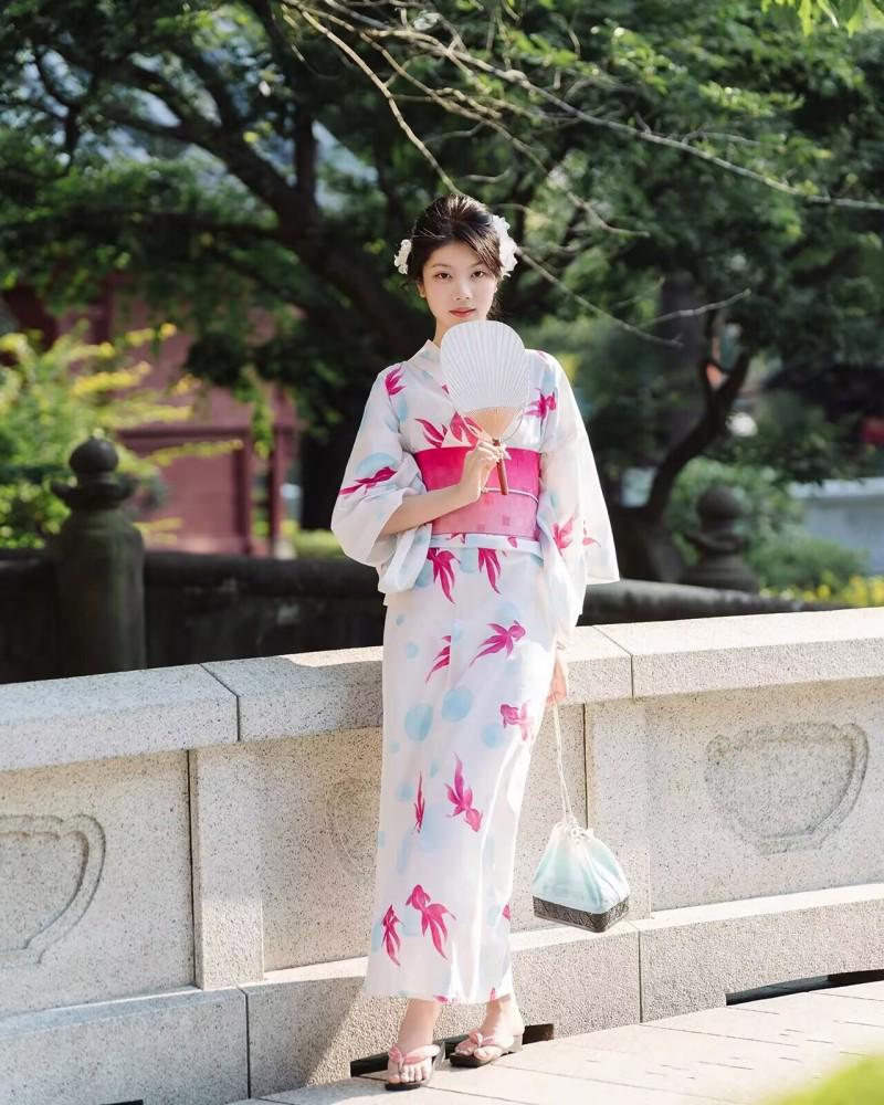 Dámské japonské kimono a yukata šaty pro formální fotografování