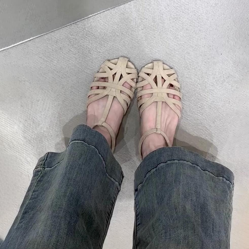 2025 Sommer flache Römersandalen gewebt durchbrochen Retro runde Zehenpartie Schweinekäfigschuhe Damen Ein-Wort Schnallenriemen Taschenkopf Sandalen