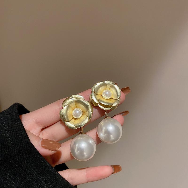 Retro light luxury pearl flower fashion earrings femininity high sense atmosphere stud earrings versatile personality earrings