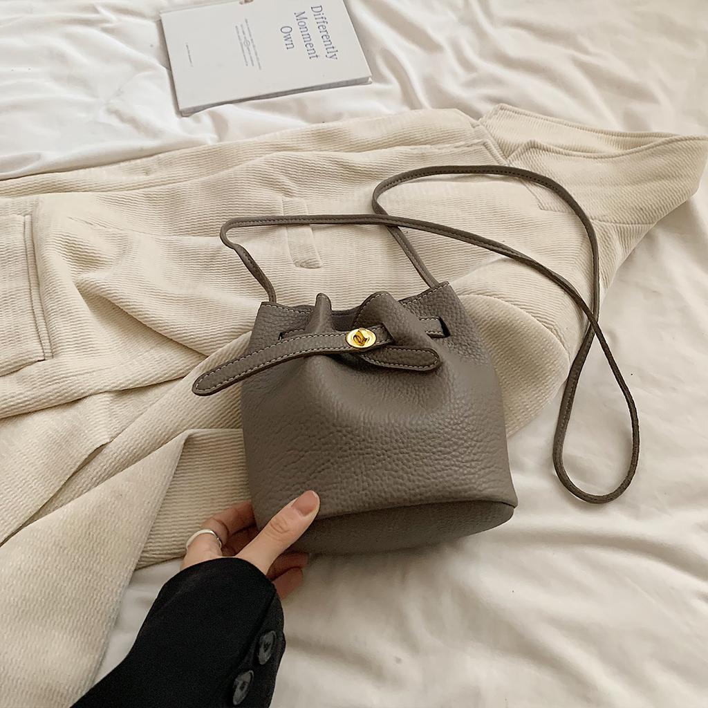 Bolso bandolera vintage de cuero PU para mujer, bolso de cubo ligero con cierre decorativo para el día a día y compras