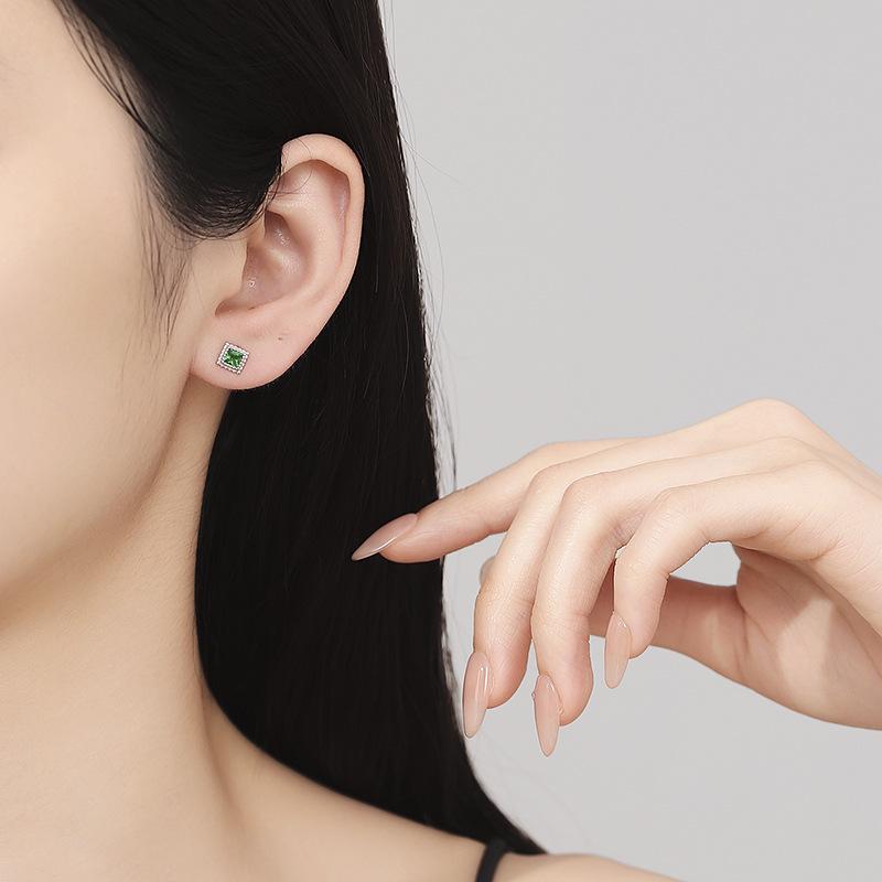 Retro Small Emerald Threaded Square Earrings Women'S Light Luxury Sugar Cube 2025 Exquisite Ear Jewelry