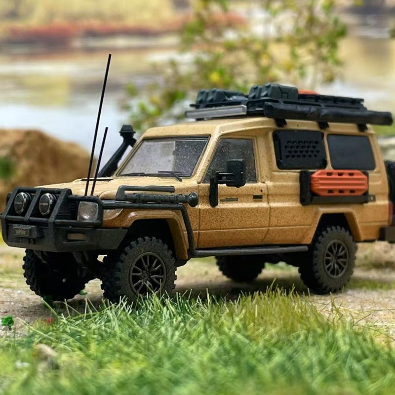 Toyota Land Cruiser LC78 1:64 Land cruiser J70 personnel carrier diecast alloy car model, collection ornament, adult decoration.