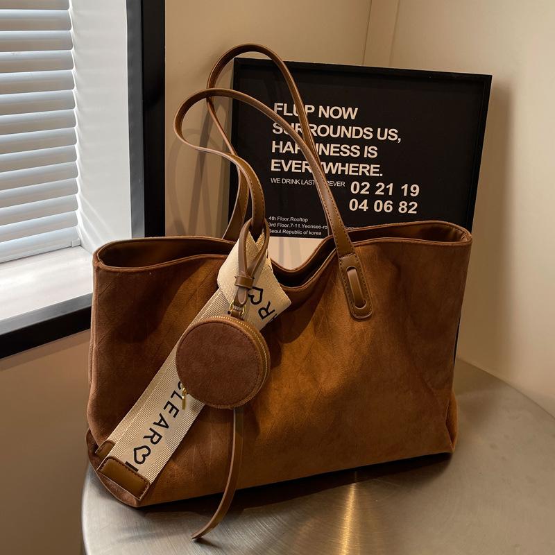 Versatile retro large-capacity bag women's 2026 new autumn fashion student class shoulder tote bag commuter bag
