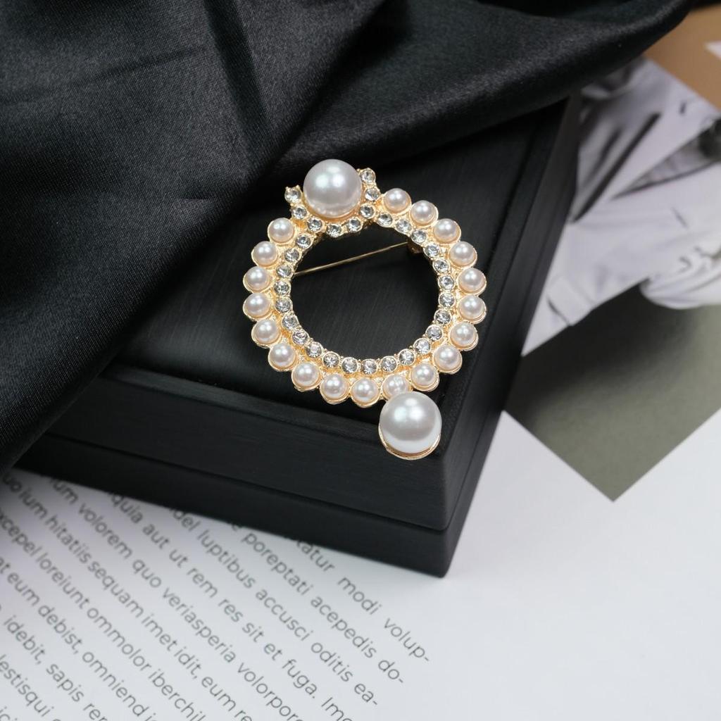 Elegant Versatile Light Luxury Corsage Brooch with Niche Design - Anti-Exposure Pin