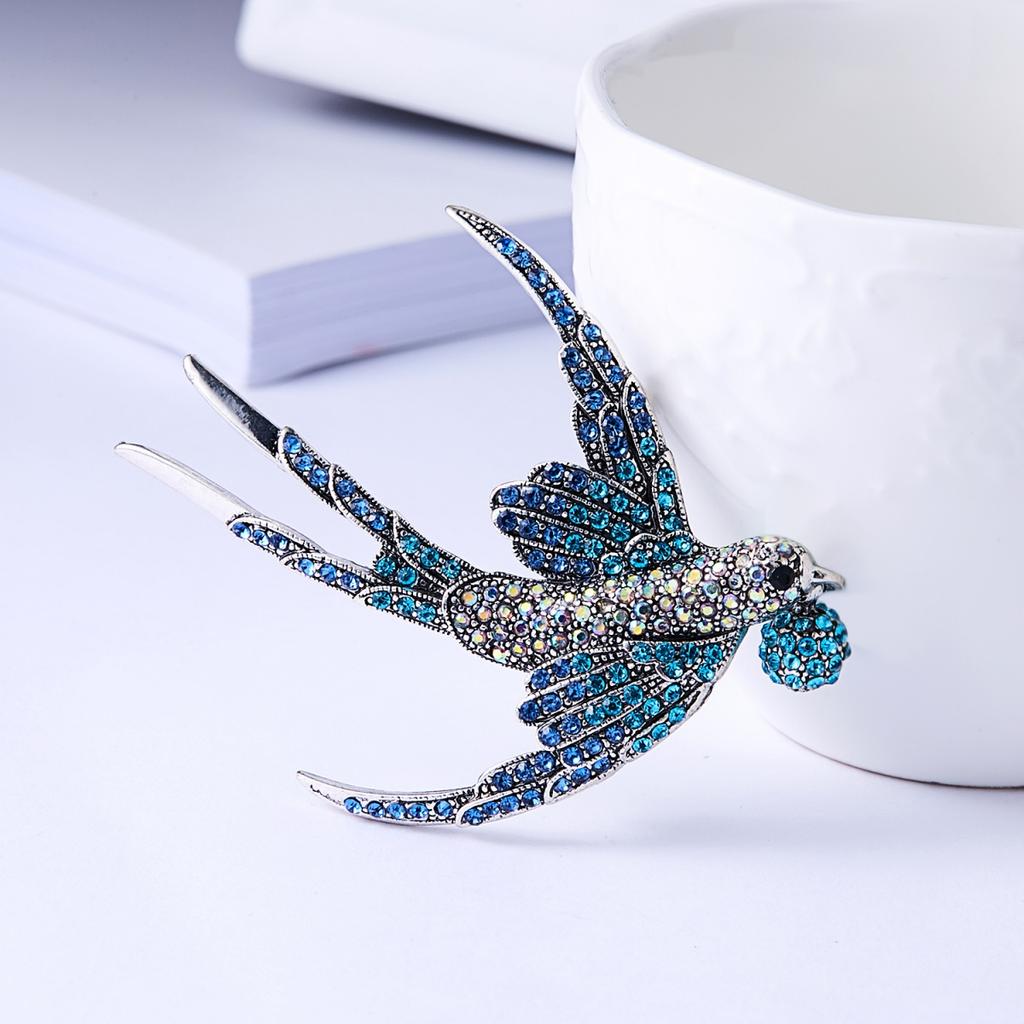Luxury Full Rhinestone Flying Bird Holding Ball Brooches For Women Men Elegant Cartoon Lovely Bird Animal Pins Wedding Jewelry
