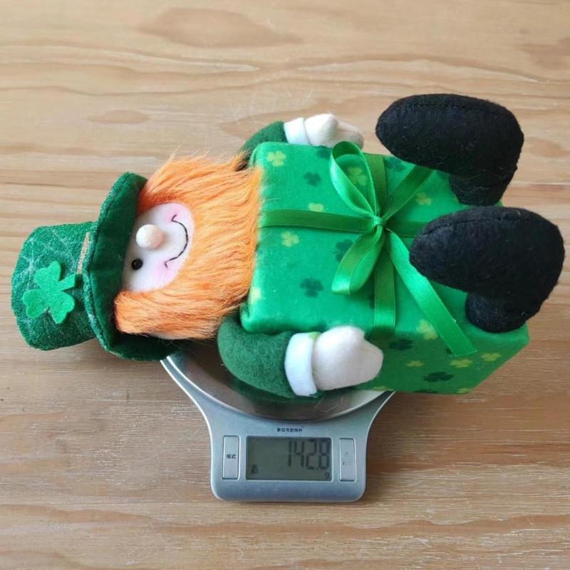 2 stuks Unieke Beeldjes Patrick's Day Kabouters Kleurrijke Poppen Accent voor Eettafel of Bureau Geluksblad Decoraties