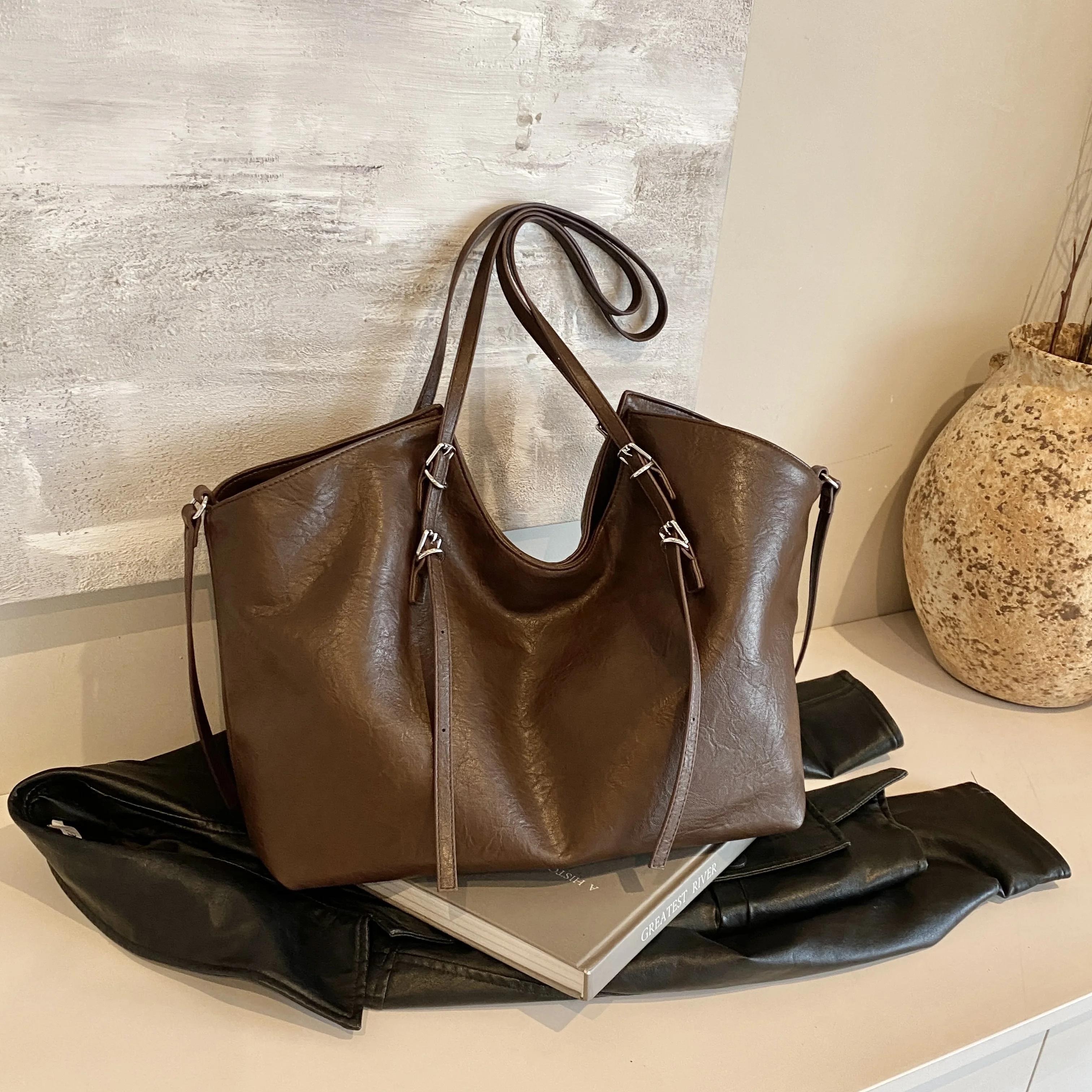 

Жіночі сумки з м’якої шкіри. Нові модні сумки під пахвами. Жіночі високоякісні сумки на плече.