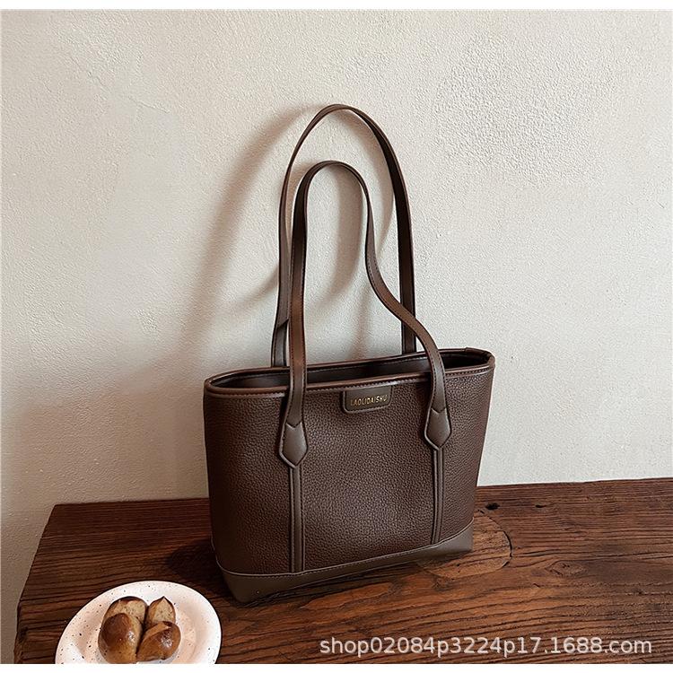 

2025 new niche large-capacity commuter color contrast versatile temperament women s shoulder bag underarm bag tote bag темно-коричневого