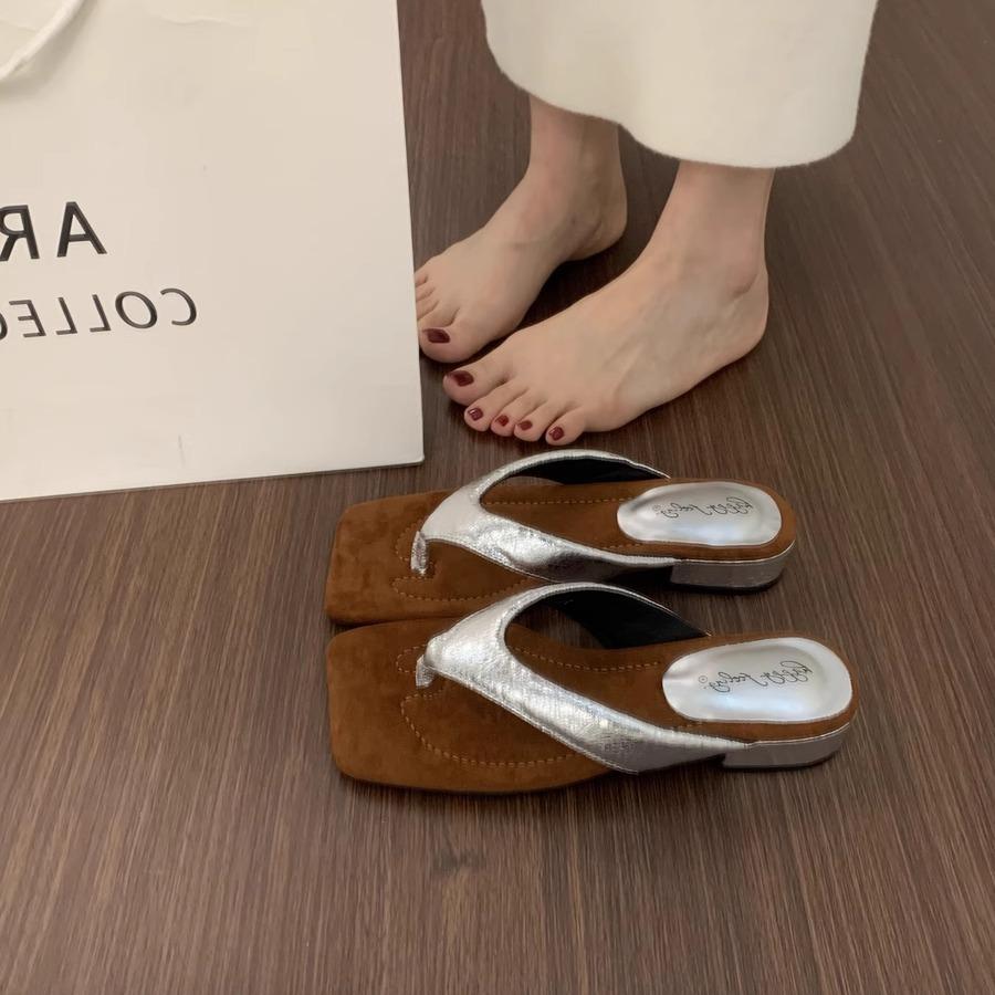 Retro niche low-heeled flip-flops are versatile and not tiring. French stunning square head cool slippers women's summer wear
