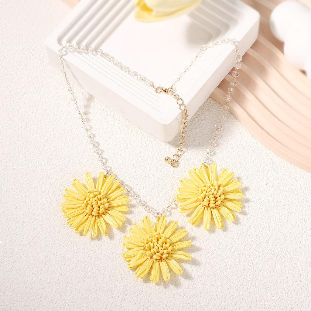 Summer new light-colored raffia hand-woven small daisy flower necklace, fashionable niche atmosphere