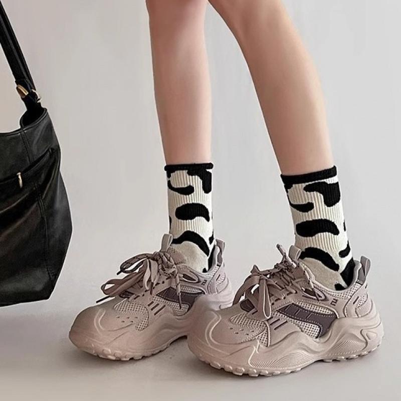 In the spring of 2025, the new Internet celebrities color matching platform dad little white shoes are breathable and show the small height of the