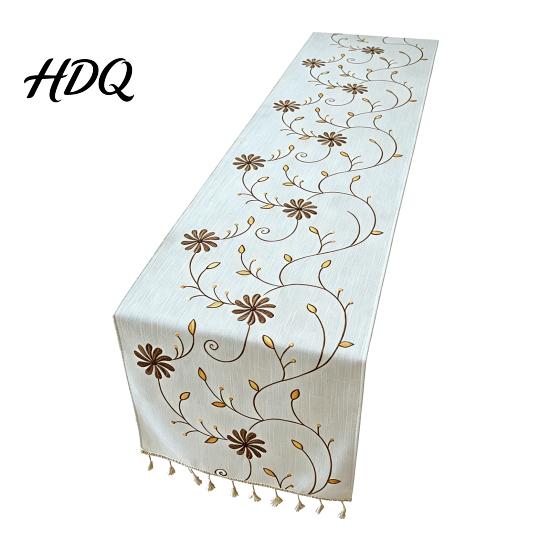 High Quality Embroidered Table Linen Floral Runner Elegant Dining Cover White Rustic Scratch Resistant Runner with Tassels for Home Wedding