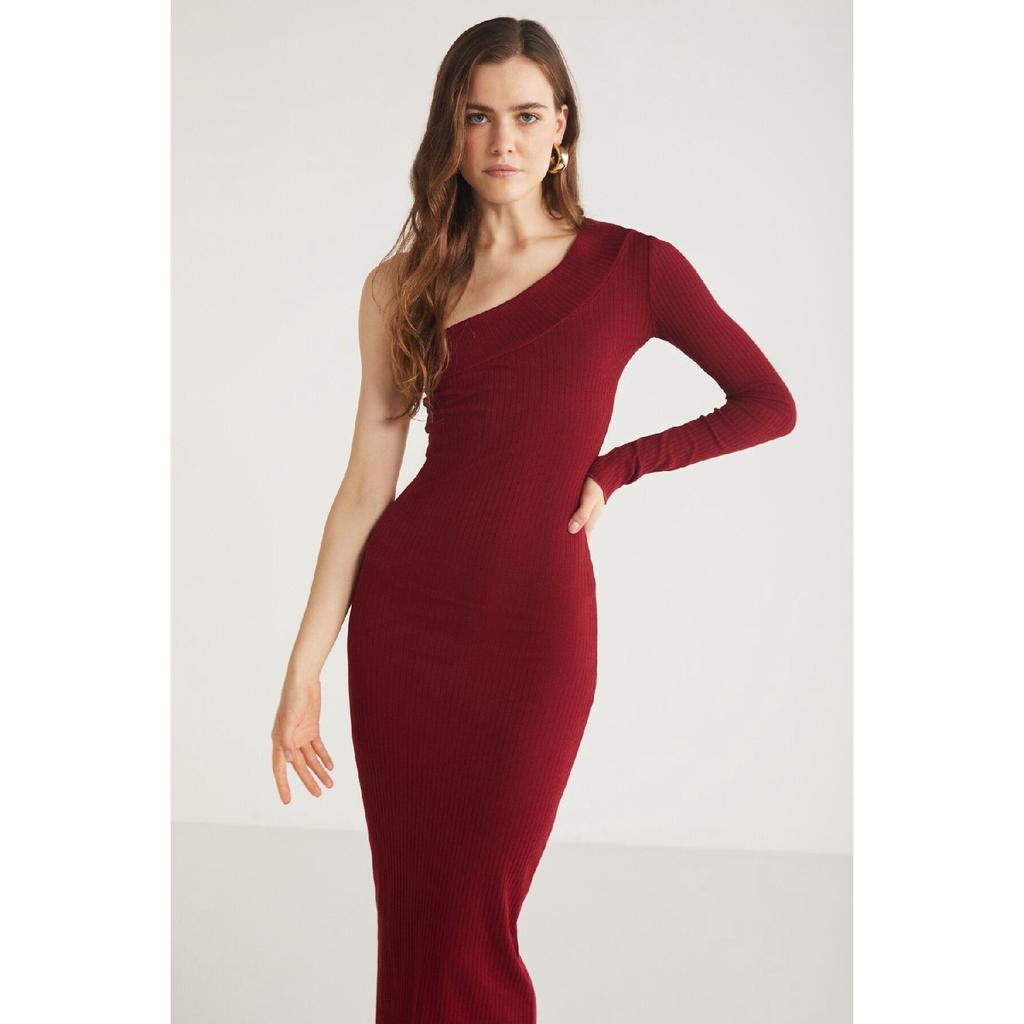 Reddsh Woman Slim Fit Narrow -cut Body Surrounding The Body