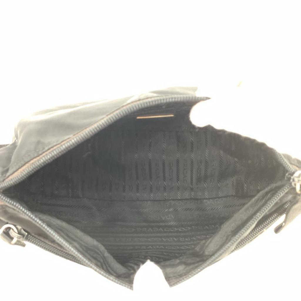 Prada Pocono Schultertasche Kameratasche Crossbody Tessuto Nylon Leder Schwarzer Schultergurt Crossbody Dreieckiges Logo-Schild Weißes Etikett