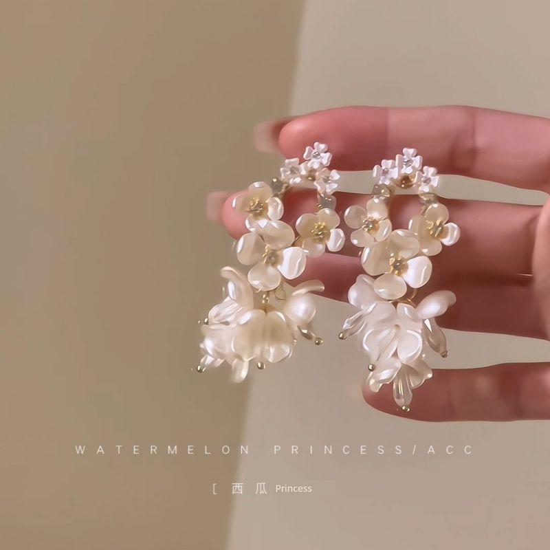 

Accessible Luxury Women s Retro Fancy Niche Style Dignified Flowers S925 Silver Needle-Ear Holes