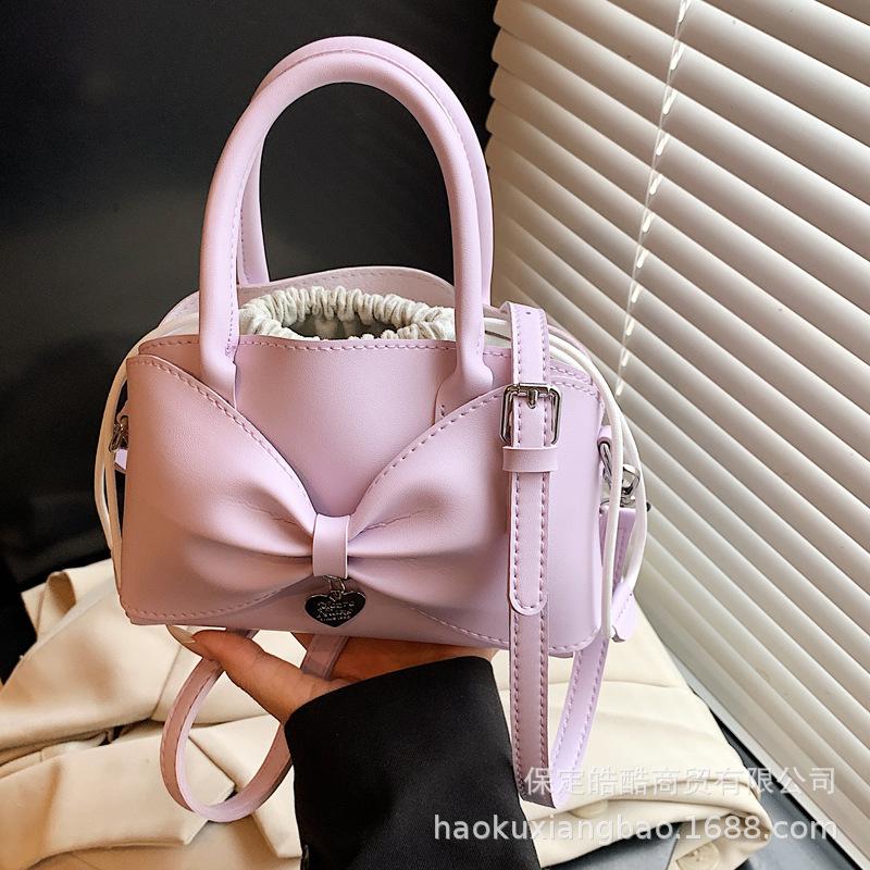 

Niche design bucket bag 2025 summer new daily dating commuter shoulder bag premium sense trendy messenger bag белый