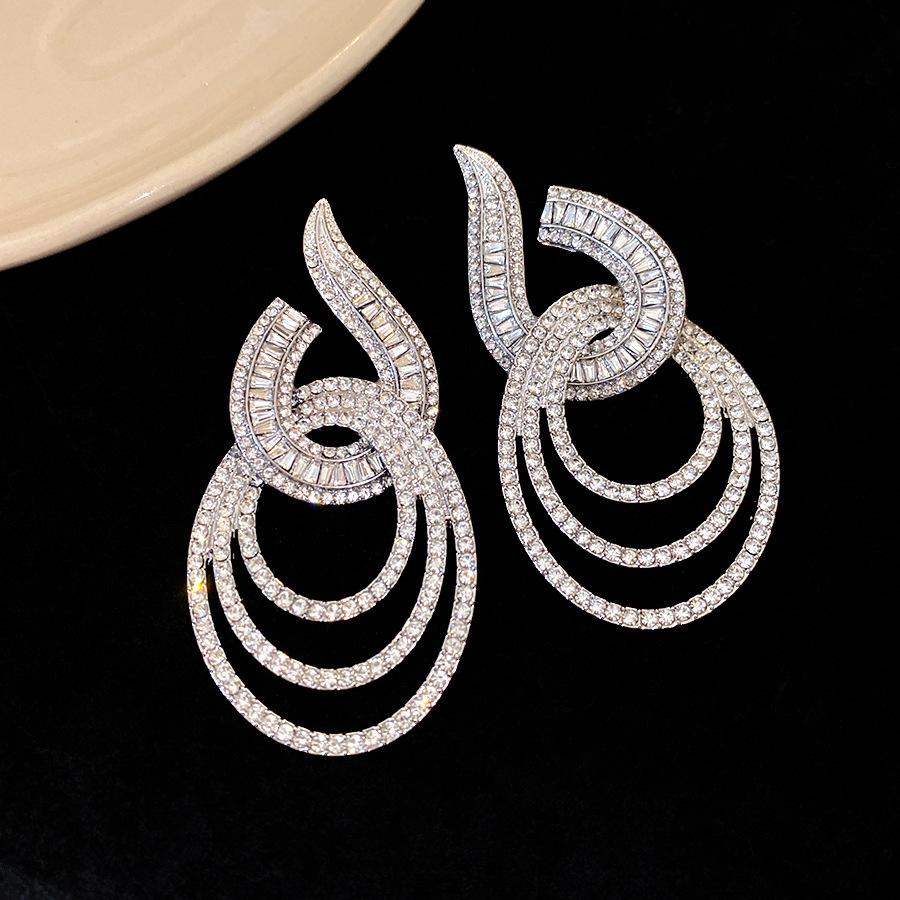 

Silver needle flash diamond hollow round earrings light luxury high-end earrings European and American trend earrings design sense niche