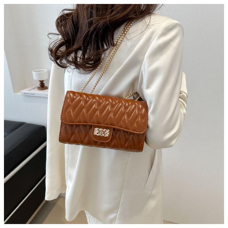 

Soft-faced premium texture pleated chain bag women s summer 2025 new fashion messenger bag simple shoulder small square bag коричневый