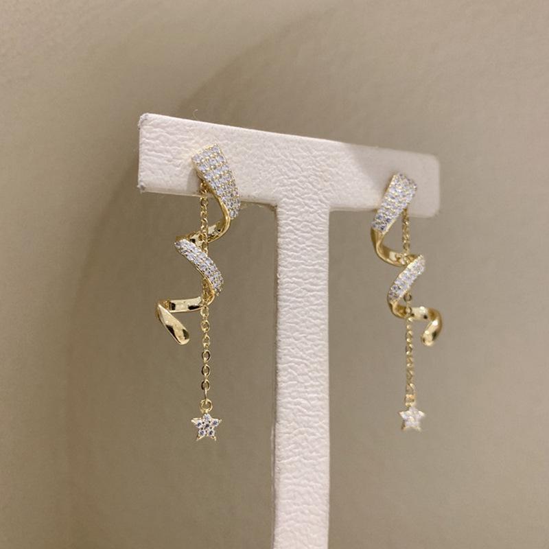 

Серьги-пусеты с подвесками в виде спиральных звезд с бриллиантами на цепочке из серебряной иглы - Элегантные женские модные пусеты