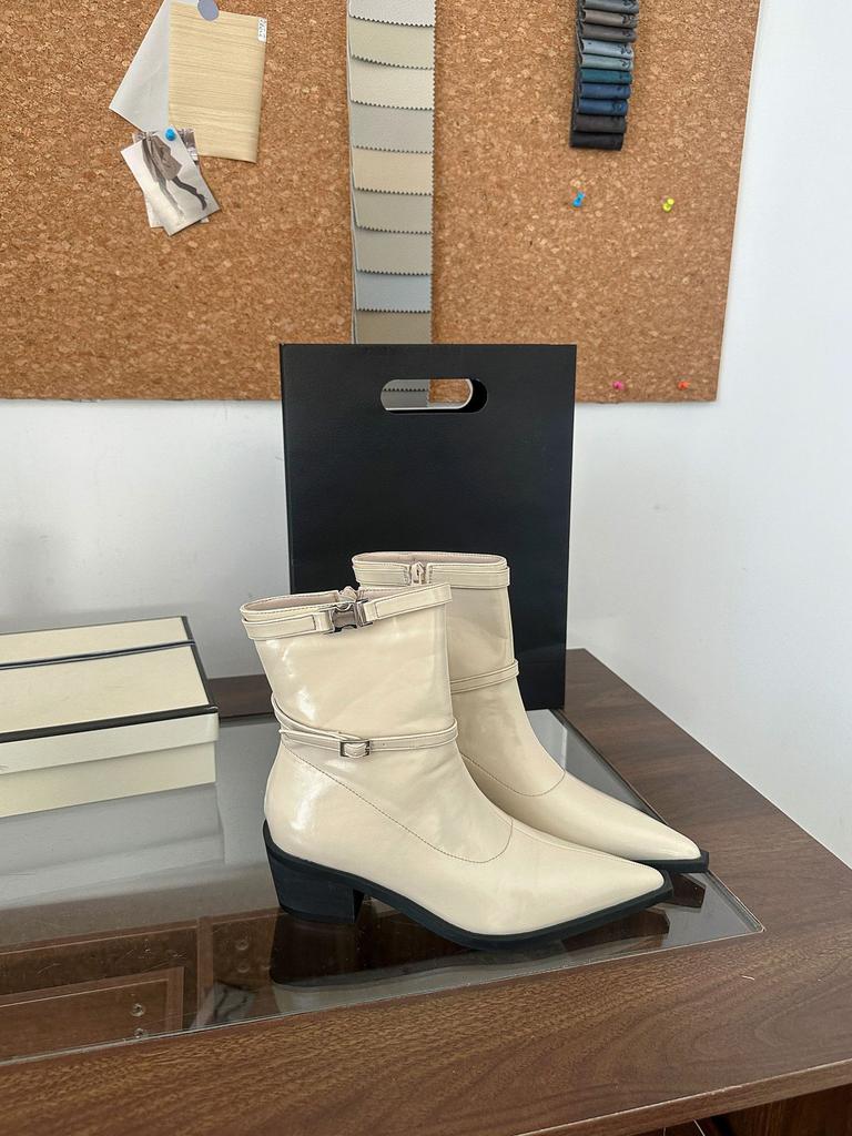Grober Absatz, spitz zulaufende Martin-Stiefel für Damen, Herbst/Winter 2025, neue Western-Cowboy-Stiefel mit Gürtelschnalle und mittelhohem Absatz.