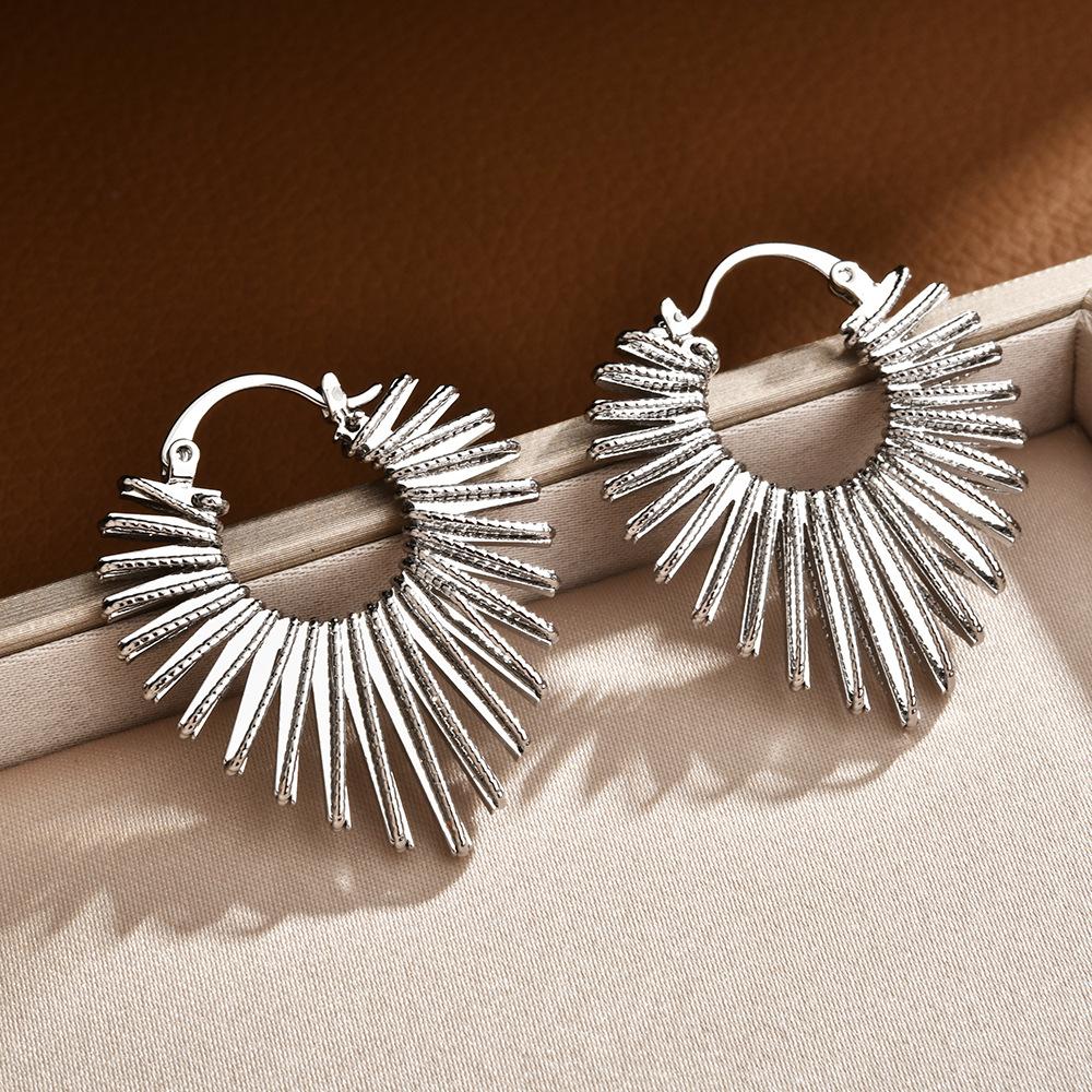 

Premium temperament hollow line love ear buckle 2026 autumn and winter new product exaggerated personality ear jewelry