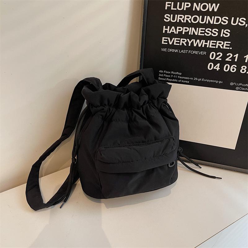 

Вместительная нейлоновая сумка-ведро женская зимняя новинка корейская версия простая сумка на плечо с кулиской повседневная модная сумка-мессенджер чёрный