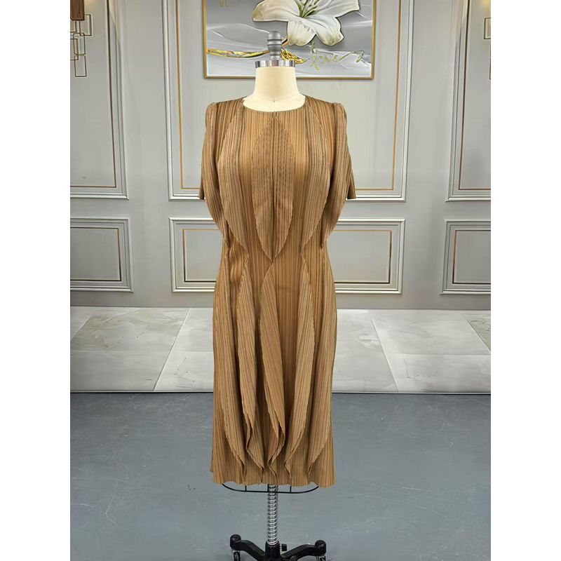 

2025 New Arrival Pleated round Neck Slightly Transparent Short Sleeve Waist-Controlled Wavy Edge Female Summer Fat Thin Wear Dress Dress Camel color One size