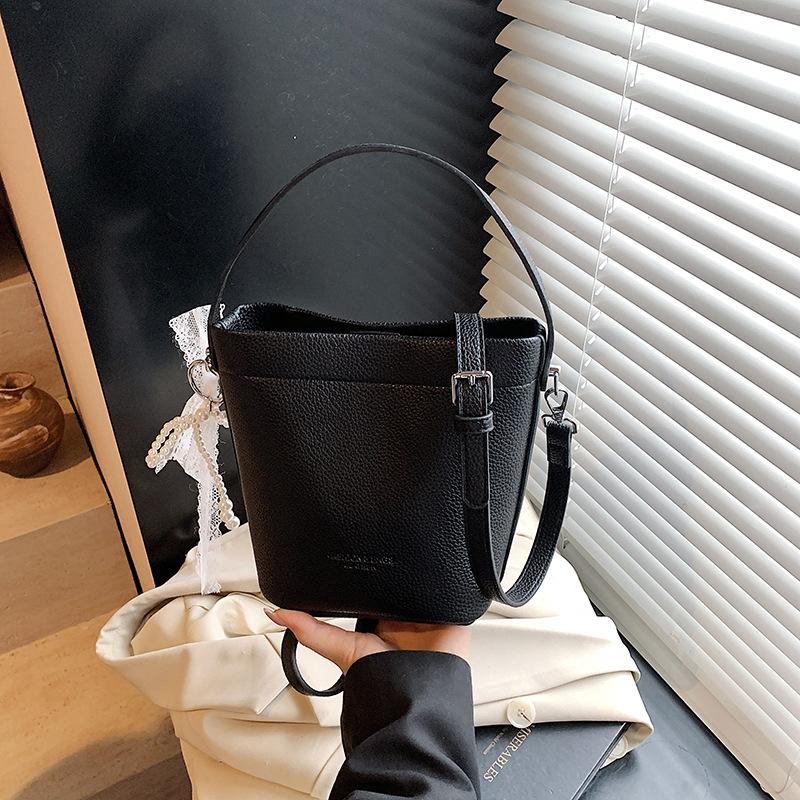 Bag Women's New Versatile Shoulder Messenger Bag Fashionable Commuting Texture Casual Bucket Bag Tide