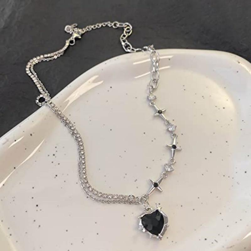 A Single-piece Women's Black Heart and Star Necklace, Featuring a Minimalist, Understated Luxury Style with Diamond and Crystal