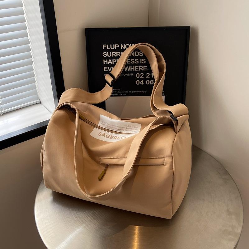 Travel bag large capacity high sense high value light fashion niche shoulder bag trendy fitness bag