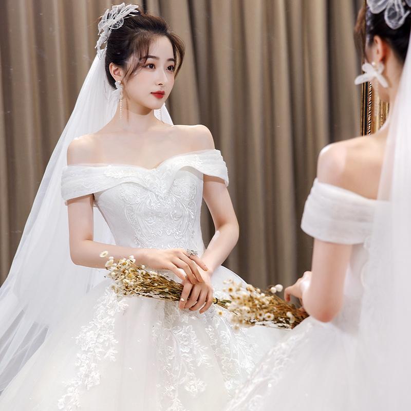 Svatební šaty ve stylu dvora s odhalenými rameny – Elegantní francouzské lehce luxusní svatební šaty s dlouhou vlečkou