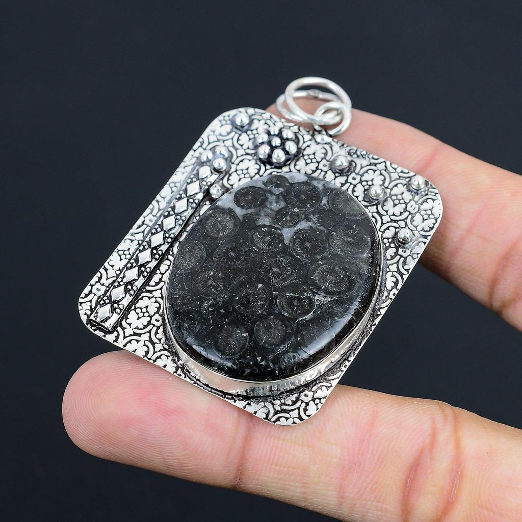 Schwestern Tag Sale Wurzelchakra Schwarzer Fossiler Korallenstein Trendiger Anhänger 925 Silber