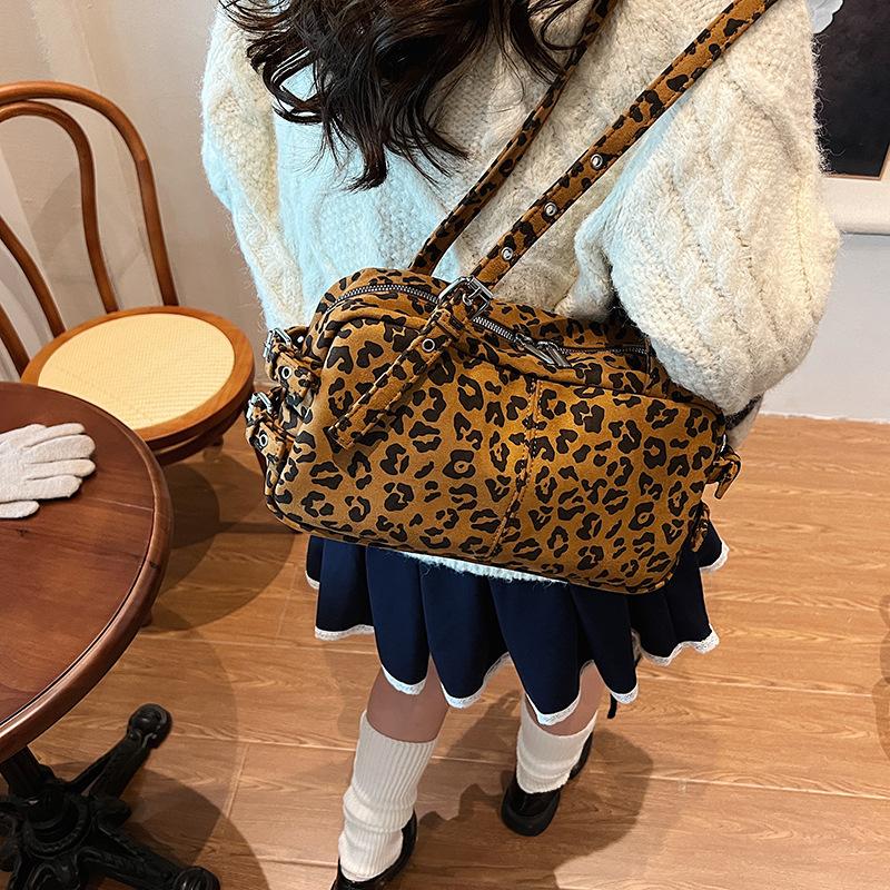 Niche retro pillow bag large-capacity handbag women's high-end underarm bag versatile shoulder messenger bag