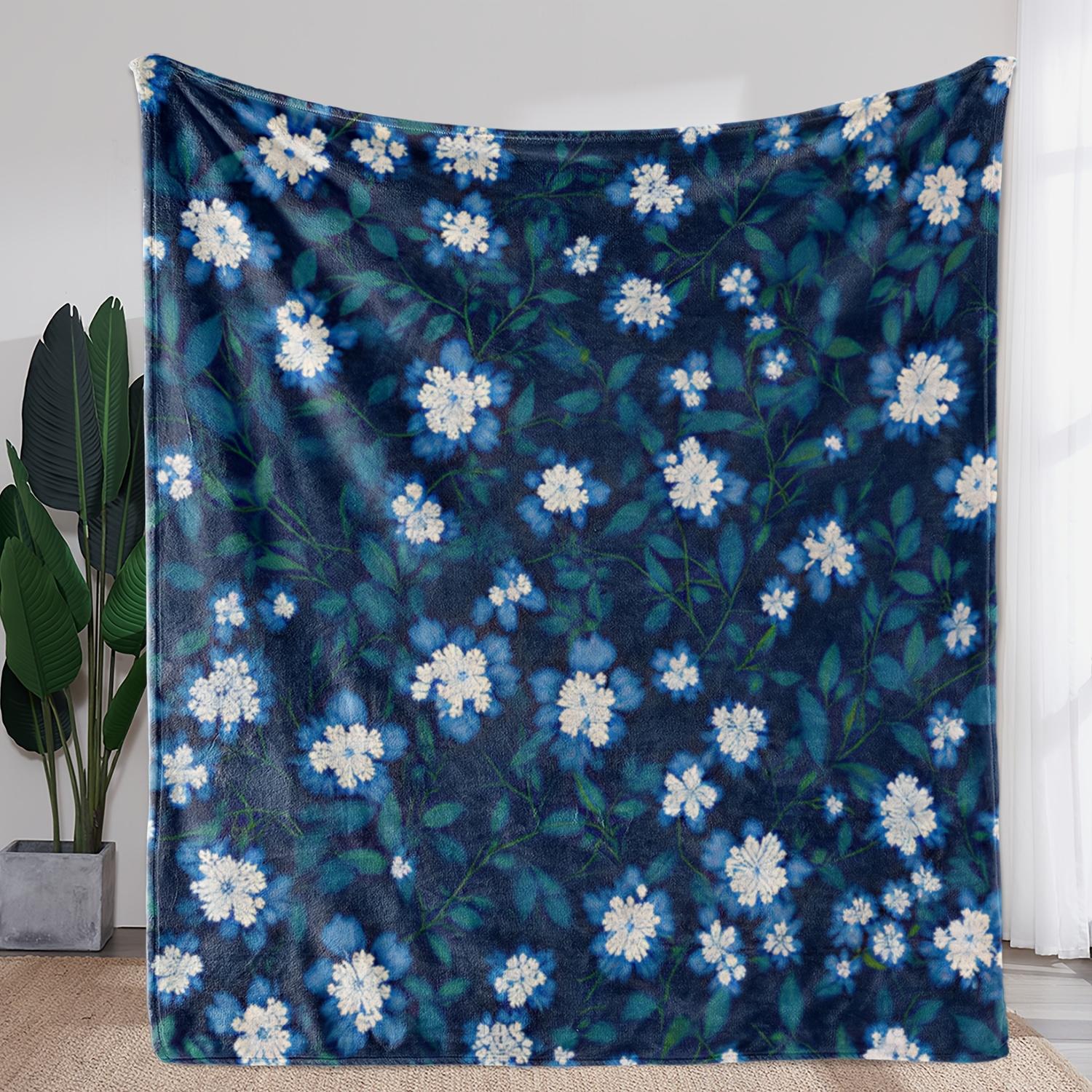 

1pc Zeal Lily Floral Blanket - Soft Flannel Throw with Navy Blue & White Floral Pattern, All-Season Cozy Blanket for Couch, Bed, 75x90cm
