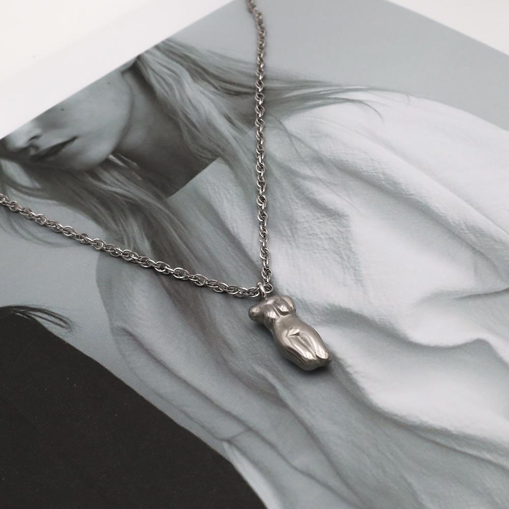 Minimalist 18k Stainless Steel Clavicle Chain with European/American Portrait Pendant for Women